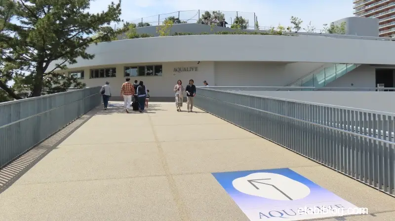 アクアライブへの通路