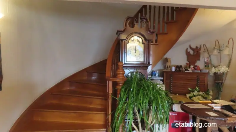 プチホテルコリンシアン2階への階段