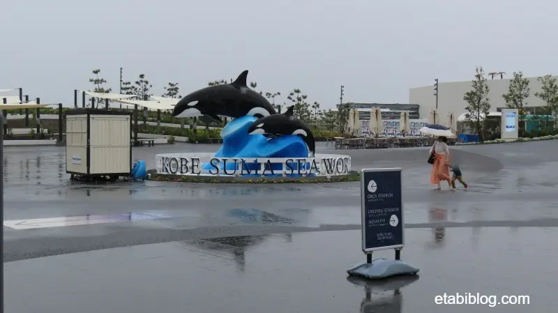 雨に日のシーワールドプラザのオルカモニュメント