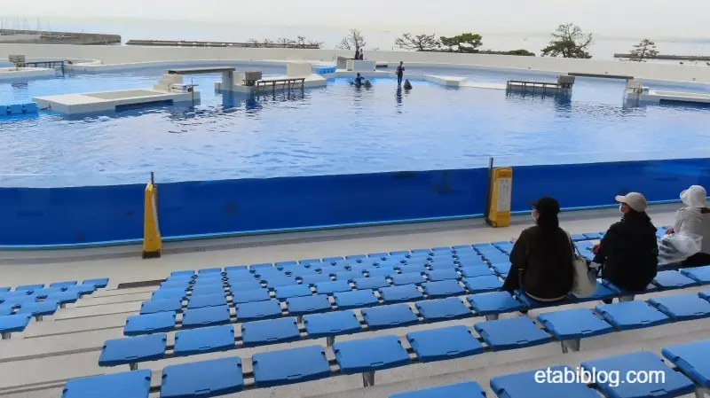 1階最後尾から見えるシャチのプール