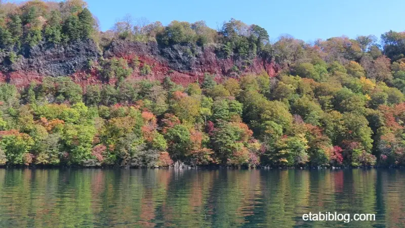 十和田湖の湖面に映る紅葉