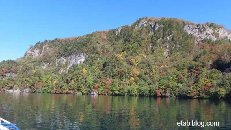 船上から見る十和田湖の紅葉