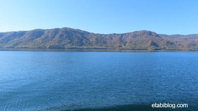 船上から見る十和田湖の迫力