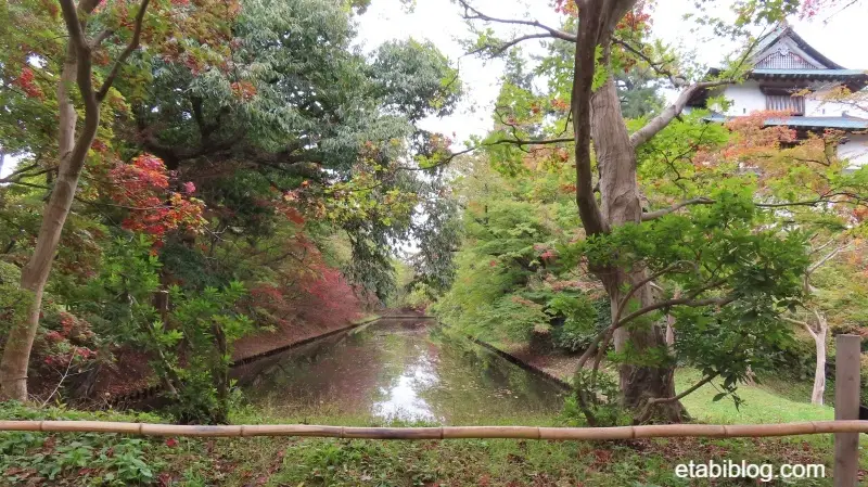弘前公園のお堀と紅葉