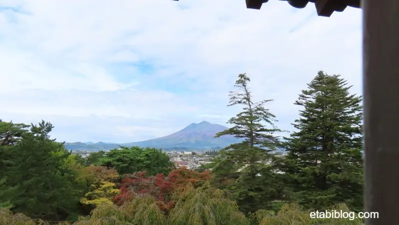 弘前城天守閣から見える岩木山