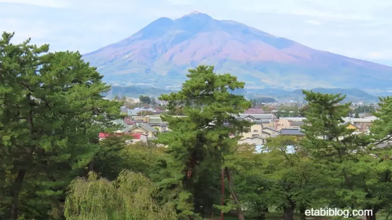 弘前公園から見える岩木山の絶景