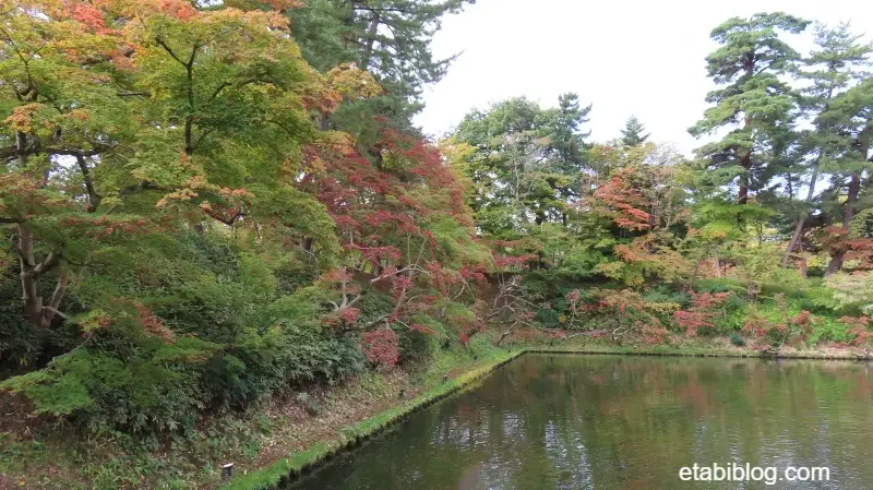 弘前公園の四角いお堀と紅葉