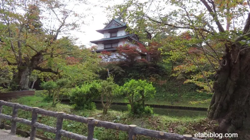 弘前公園の子天守と周りの樹木
