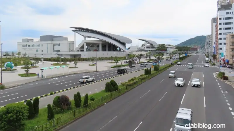 国道2号線と須磨シーワールド