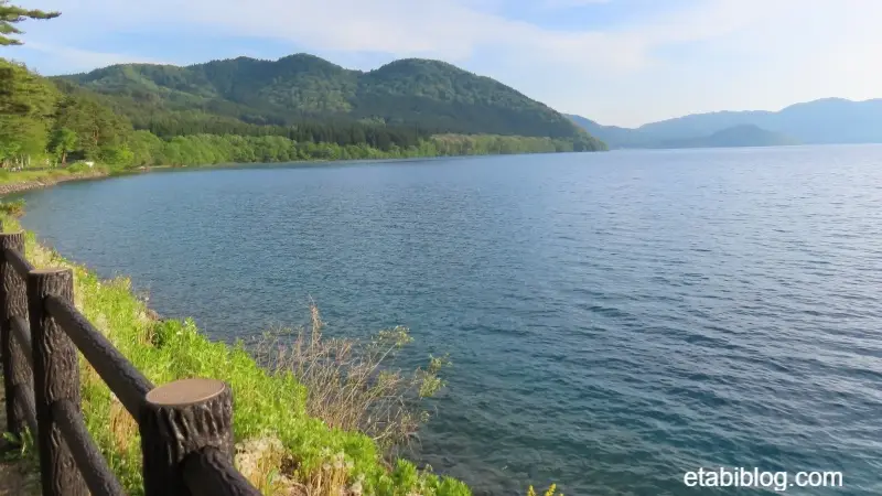 田沢湖の山並みと青い湖面
