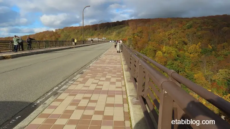 城ヶ倉大橋の歩道と車道