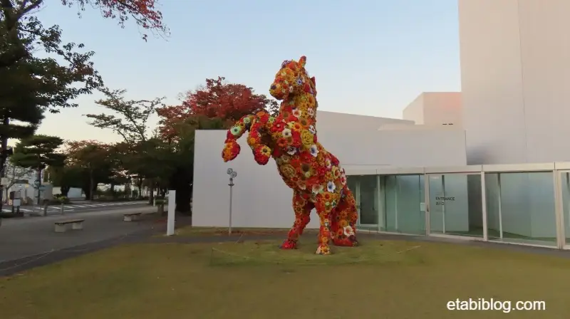 十和田市現代美術館のフラワーホース