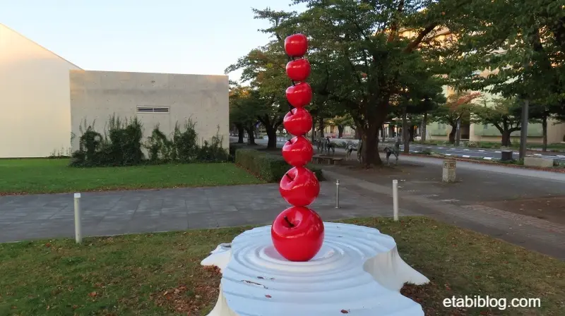 官庁街通り（駒街道）のリンゴのオブジェ