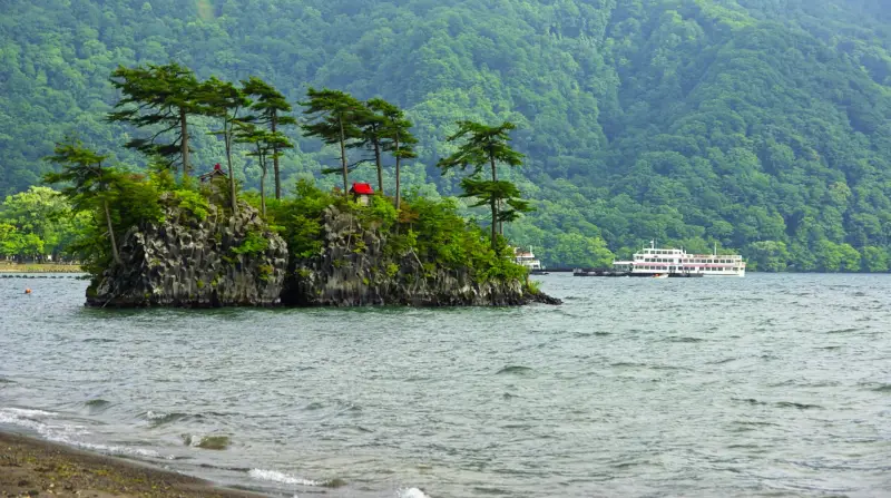 十和田湖の湖岸から見る大黒島