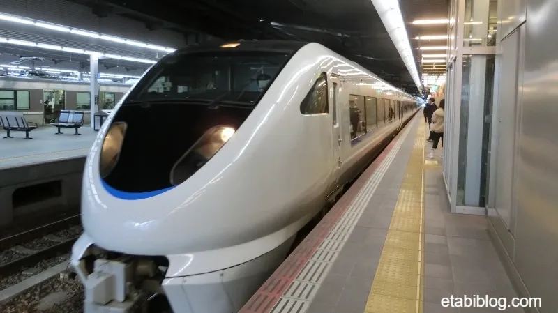 大阪駅停車中の特急サンダーバード