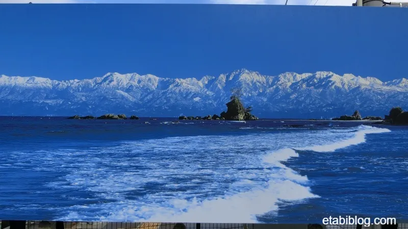 JR雨晴駅にある立山連峰の拡大写真