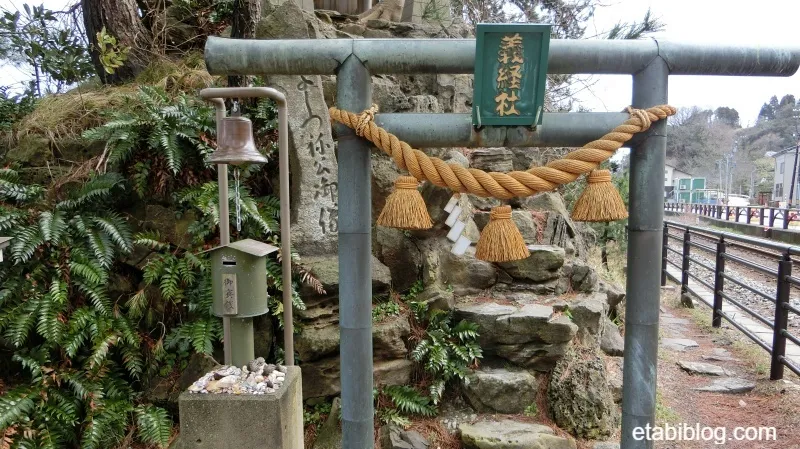 雨晴海岸にある義経杜