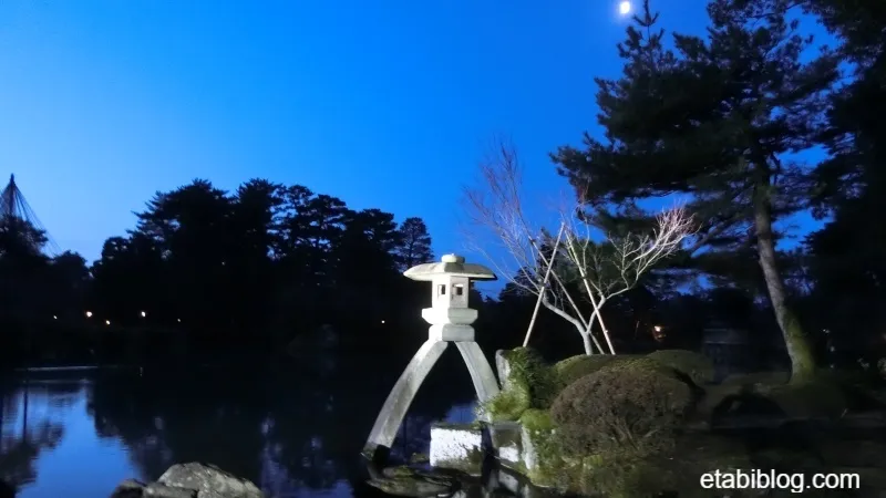 兼六園の夜明け前の徽軫灯籠