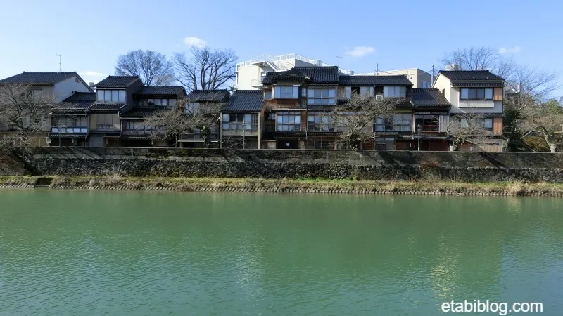 主計町茶屋街と浅野川（あさのがわ）