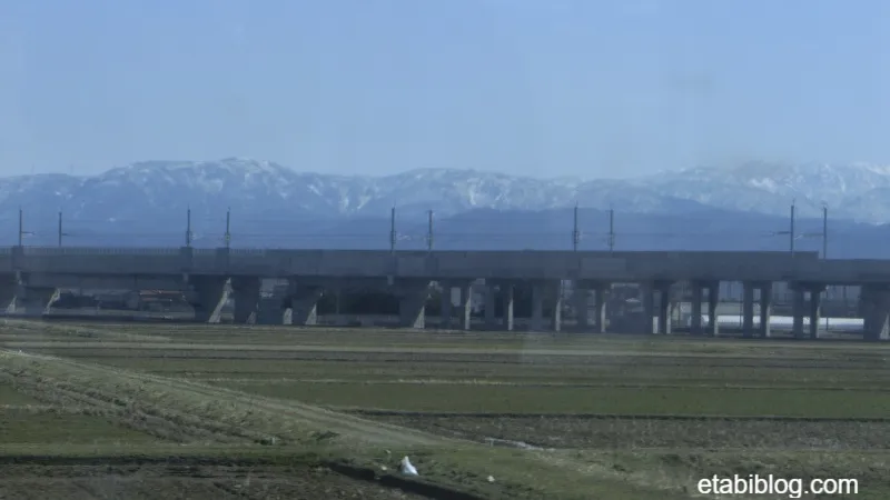 サンダーバードグリーン車から見えた冠雪の山々
