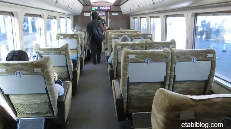 特急スーパーはくとグリーン車の車内