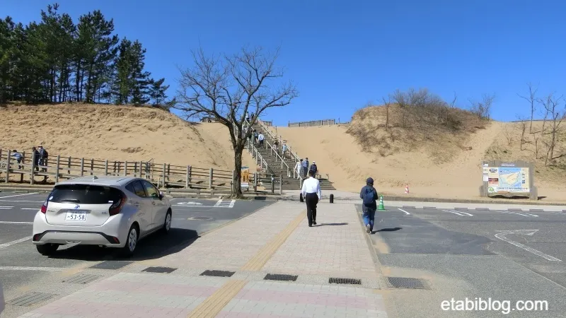 鳥取砂丘は駐車場のすぐ先