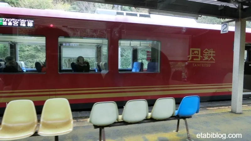 えんじ色の京都丹後鉄道の列車