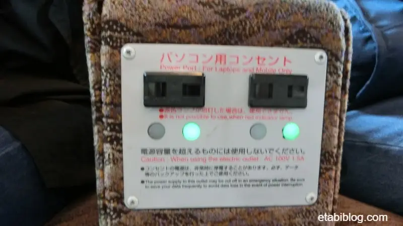 特急こうのとり287系グリーン車のパソコン用コンセント