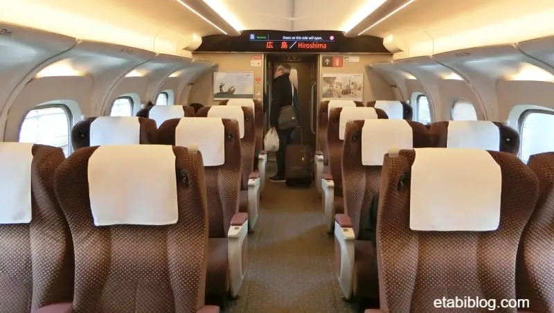 新幹線のぞみ号グリーン車の車内
