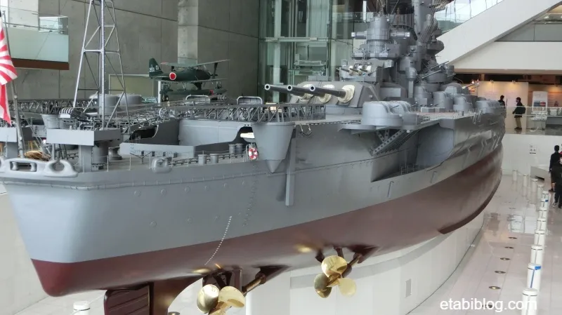 戦艦大和の水上艇と船尾の格納庫