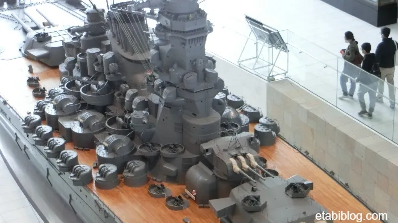 斜めから見た戦艦大和の艦橋と回りの機関砲
