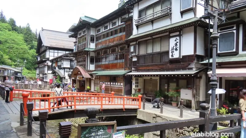 銀山温泉の橋と宿の町並み