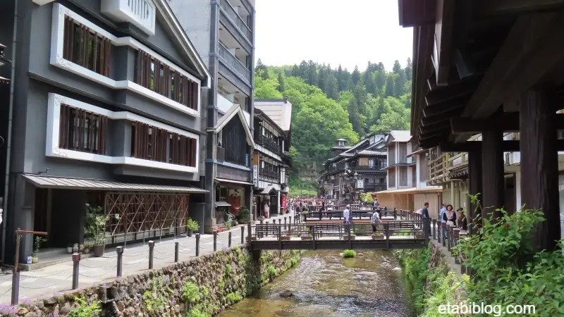 銀山川と銀山温泉の宿