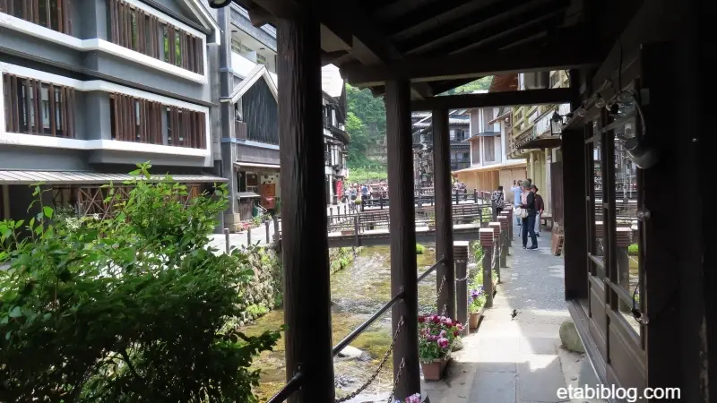 銀山川右側の通路