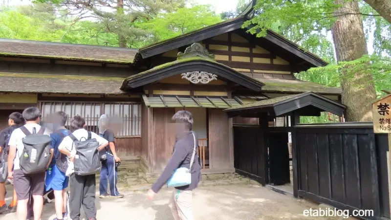 岩橋家の中庭と家屋