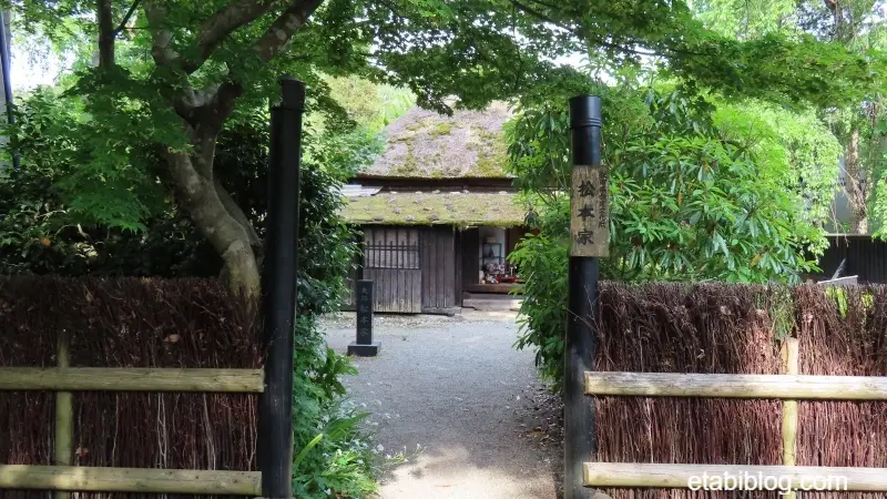 松本家の屋敷の入口