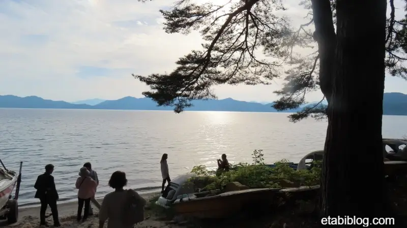 夕日の田沢湖と砂浜