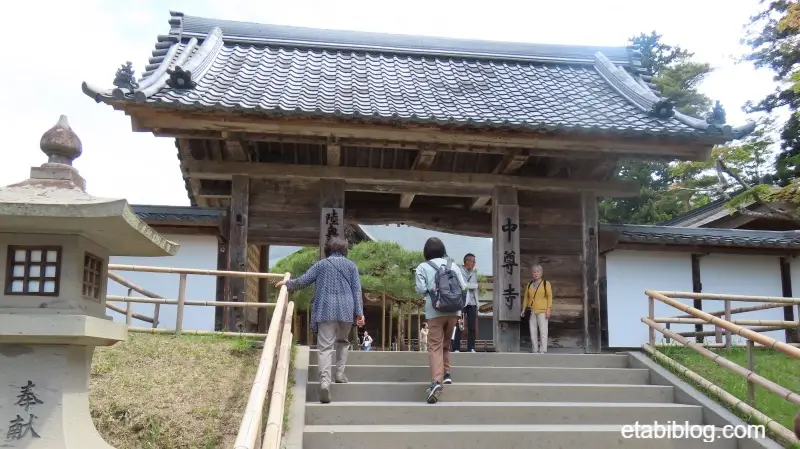 中尊寺の本堂入り口門