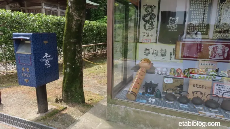 紺色にラッピングされた中尊寺の郵便ポスト