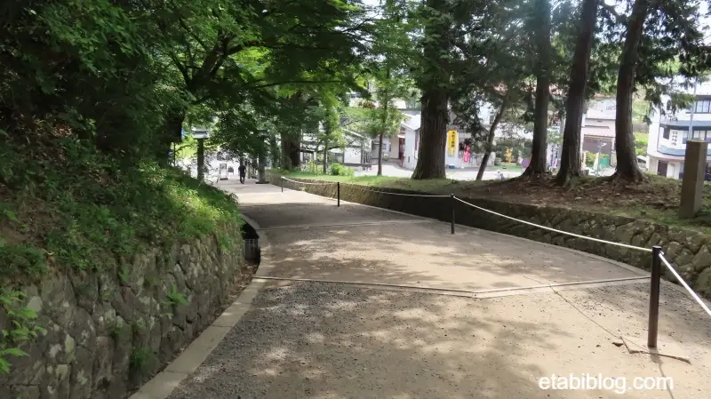 中尊寺参道入り口の月見坂を下に見た写真