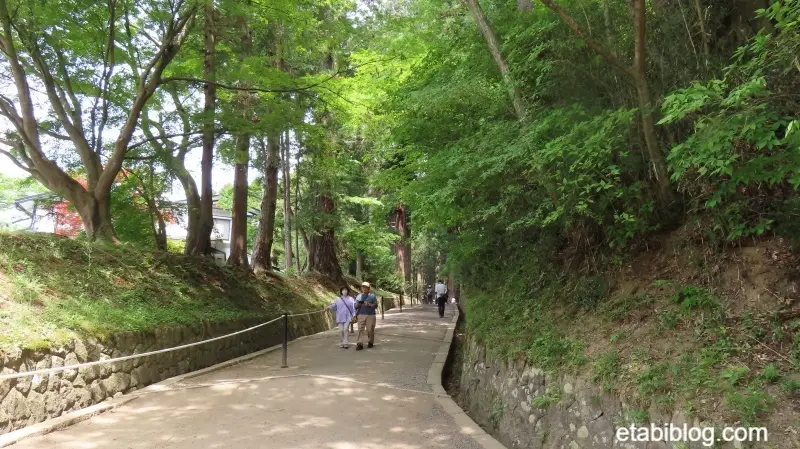 中尊寺参道入り口の月見坂