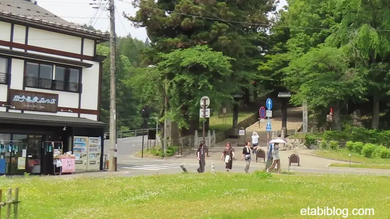 中尊寺参道入り口前の車道