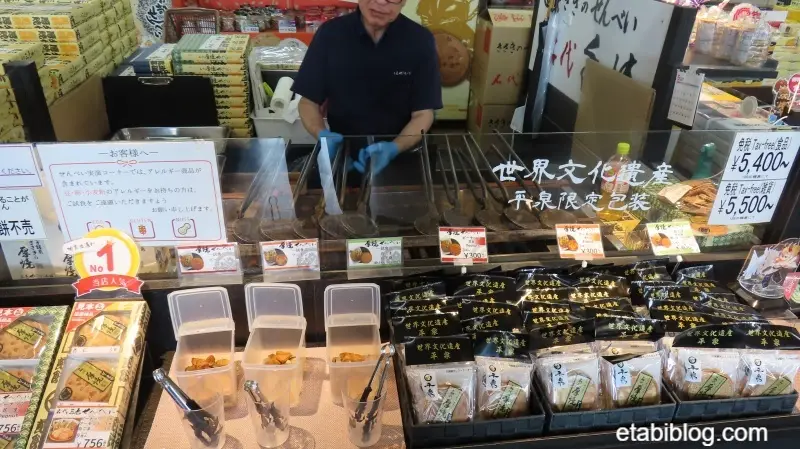 中尊寺レストハウスのせんべい実演販売