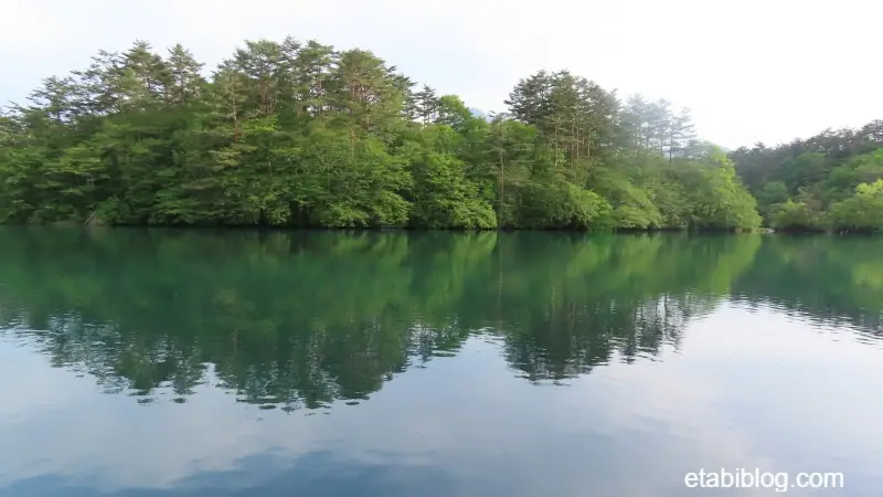 五色沼の水鏡に写った周りの風景