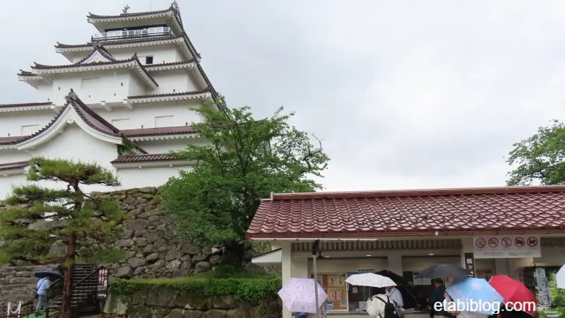鶴ヶ城天守閣とチケット売り場