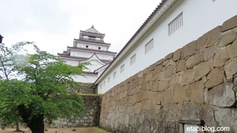 公園左側から見た鶴ヶ城天守閣
