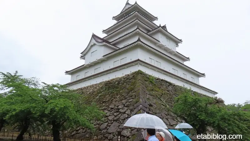 石垣と直角に見た鶴ヶ城天守閣