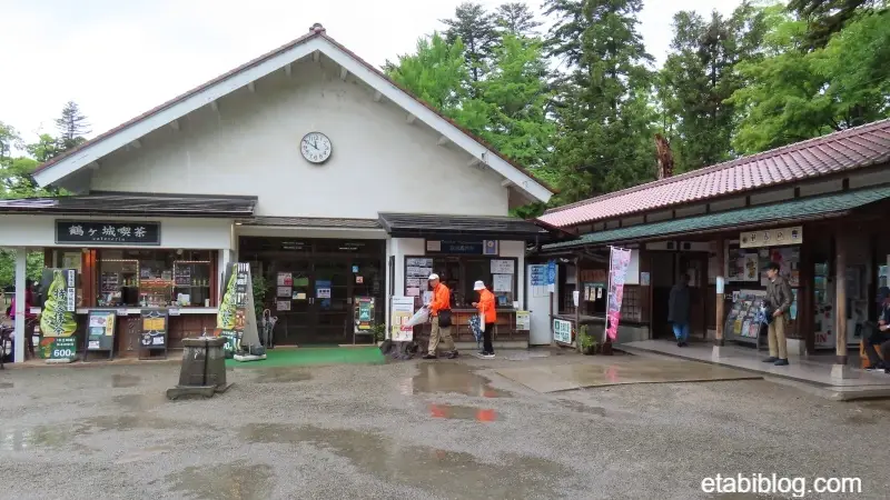 鶴ヶ城公園の観光案内所とトイレ