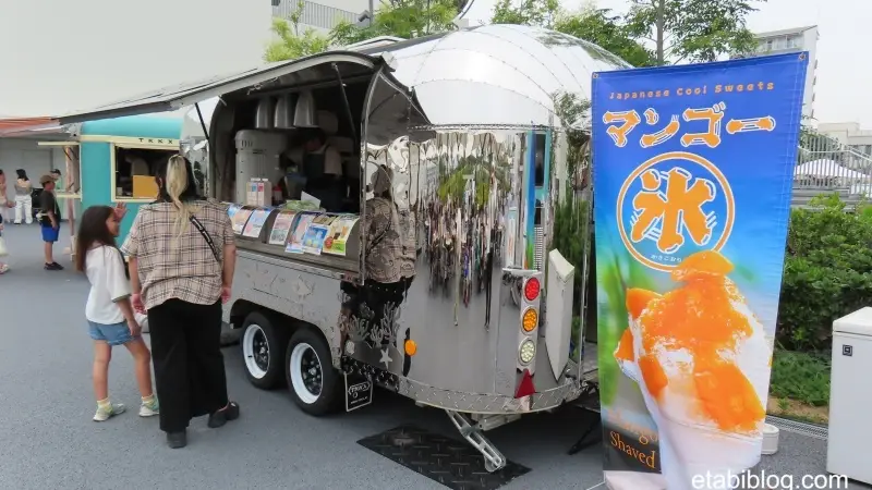 銀色に光るキッチンカー