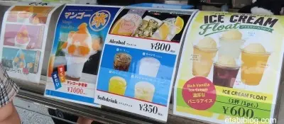 銀色に光るキッチンカーのメニュー